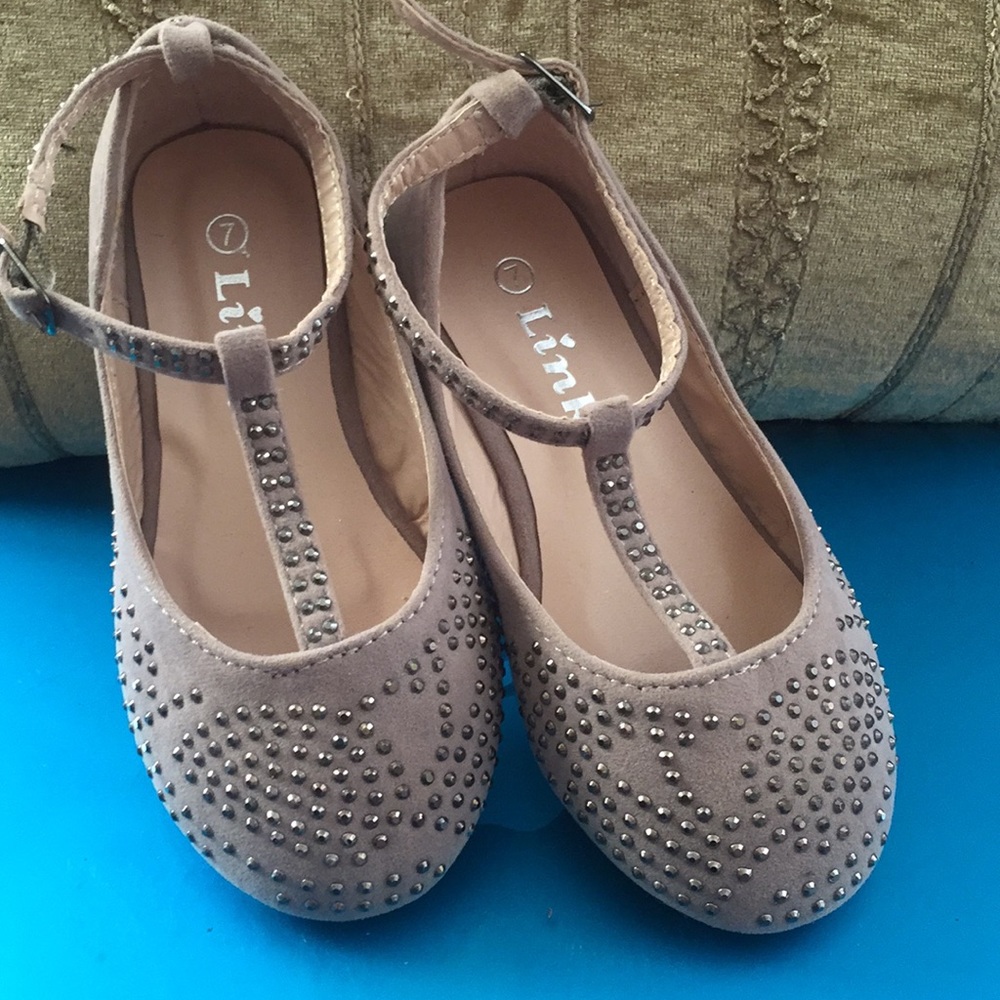 Beautiful cream girls shoes! ✨